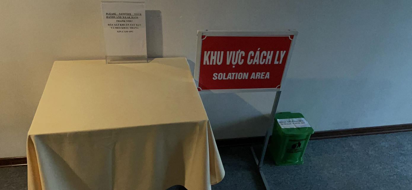 Khu vực cửa ra vào không có dung dịch sát khuẩn. Ảnh: N.L