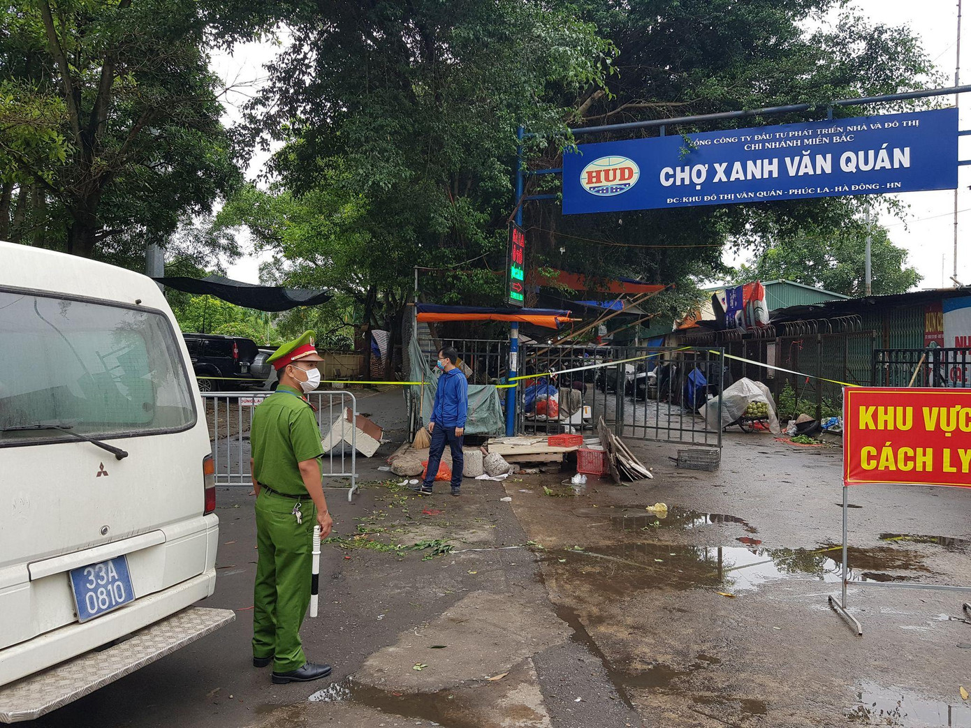 Lực lượng chức năng phong toả khu vực chợ Xanh. Ảnh: Đ.H