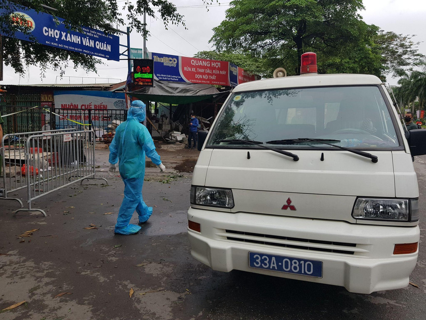 Phun khử khuẩn tại khu vực chợ Xanh, Văn Quán. Ảnh: Đ.H