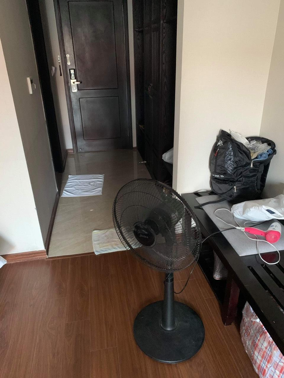 Phải dùng quạt trong phòng. Ảnh: N.L.