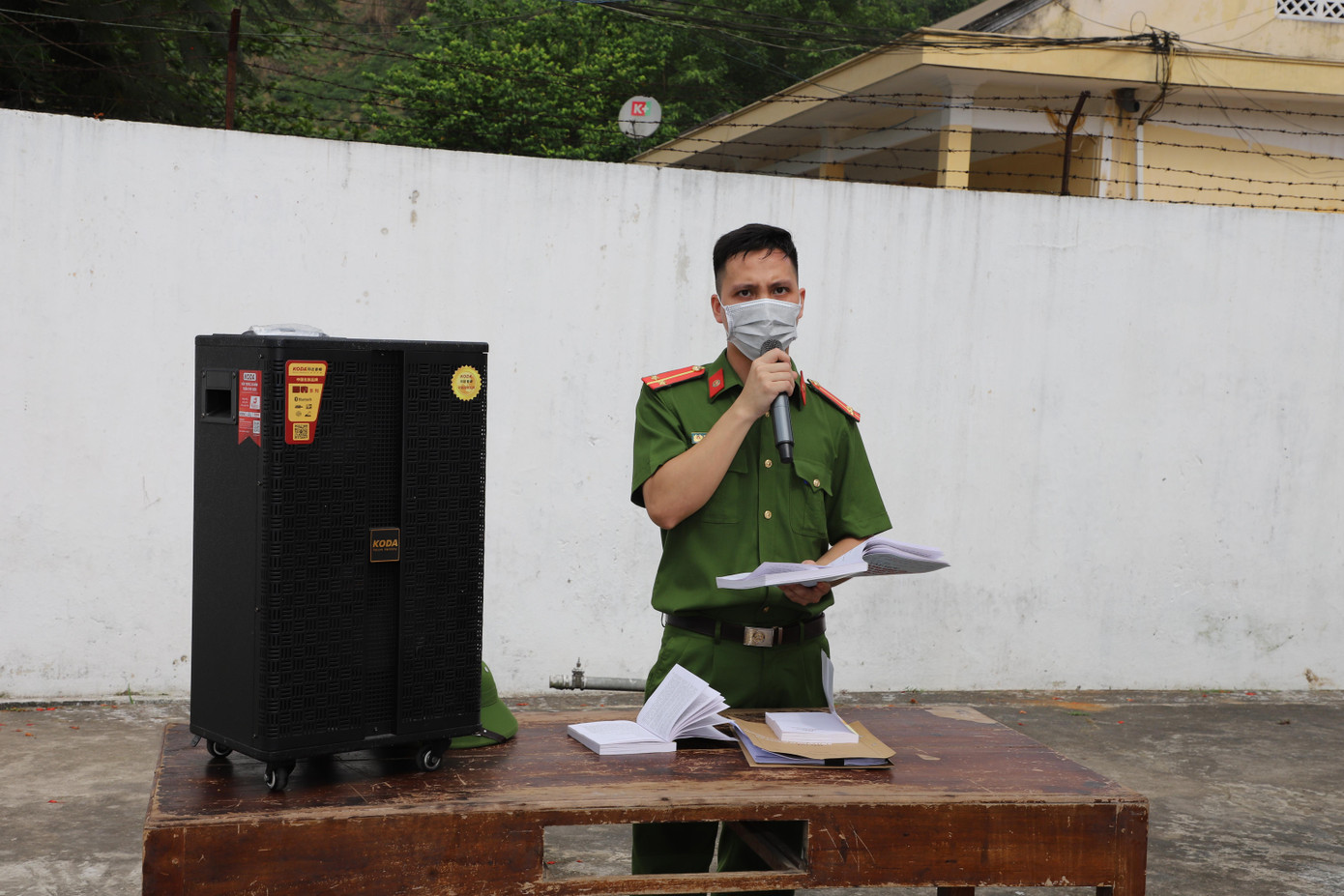 Luật Bầu cử, ứng cử viên được tuyên truyền từ nhiều ngay qua tại Trại giam Công an tỉnh Yên Bái. Ảnh: Đ.H