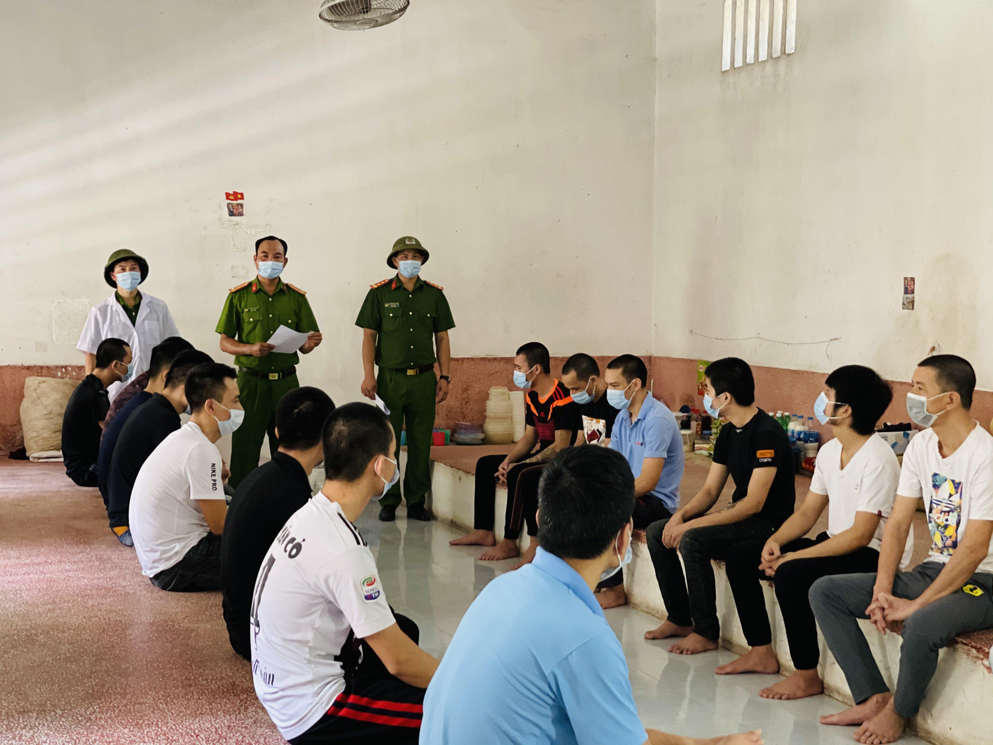 Cán bộ, chiến sỹ phổ biến quyền và nghĩa vụ cho người tạm giam, tạm giữ. Ảnh: Đ.H