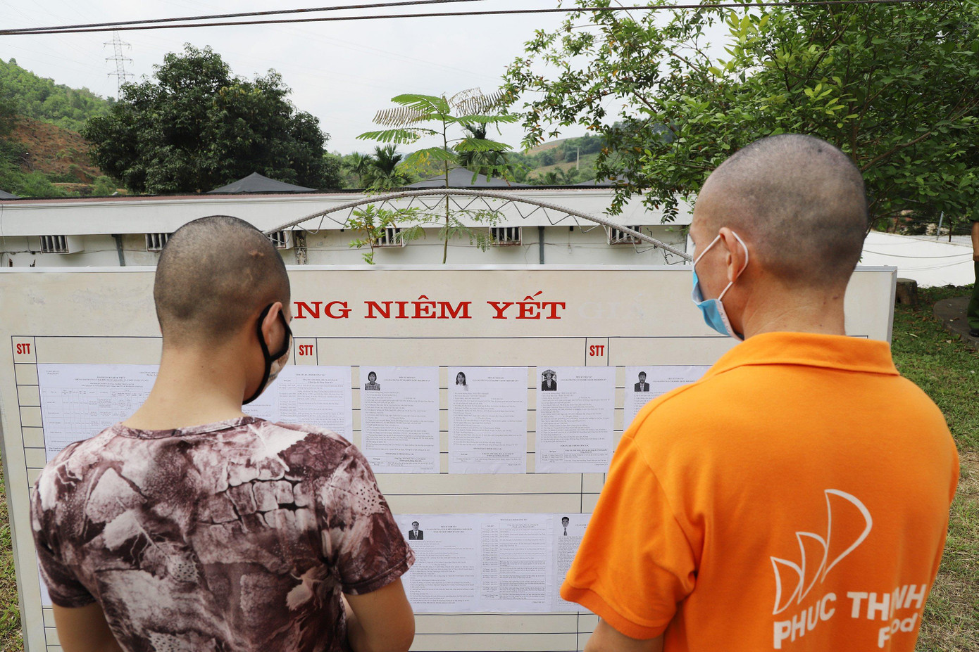 Người tạm giam, tạm giữ tìm hiểu thông tin ứng cử viên trước khi bỏ phiếu tại Trại tạm giam Công an tỉnh Yên Bái. Ảnh: Đ.H Người tạm giam, tạm giữ tìm hiểu thông tin ứng cử viên trước khi bỏ phiếu tại Trại tạm giam Công an tỉnh Yên Bái. Ảnh: Đ.H