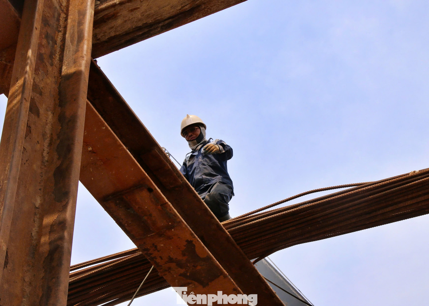 Đội ngũ công nhân tất bật với công việc để đưa hạng mục này về đích đúng tiến độ.