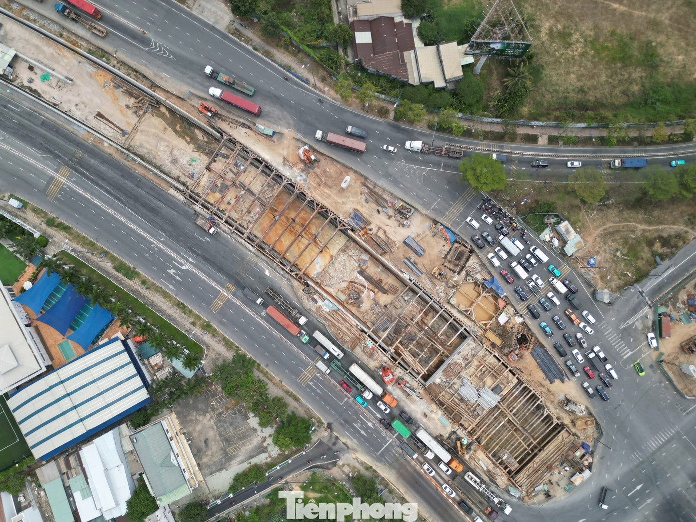 Nằm ở cửa ngõ phía Đông TPHCM, dự án xây dựng nút giao thông An Phú có tổng mức đầu tư 3.408 tỷ đồng. Dự án này có thiết kế 3 tầng với hầm chui 2 chiều nối cao tốc TPHCM - Long Thành - Dầu Giây với trục đường Mai Chí Thọ (phía hầm Thủ Thiêm), kéo dài qua nút giao Mai Chí Thọ - Đồng Văn Cống. Quy mô mặt cắt ngang phần đường 10 - 12 làn xe, phần hầm 4 làn xe chạy hai chiều, các cầu vượt mỗi nhánh 2 làn xe.