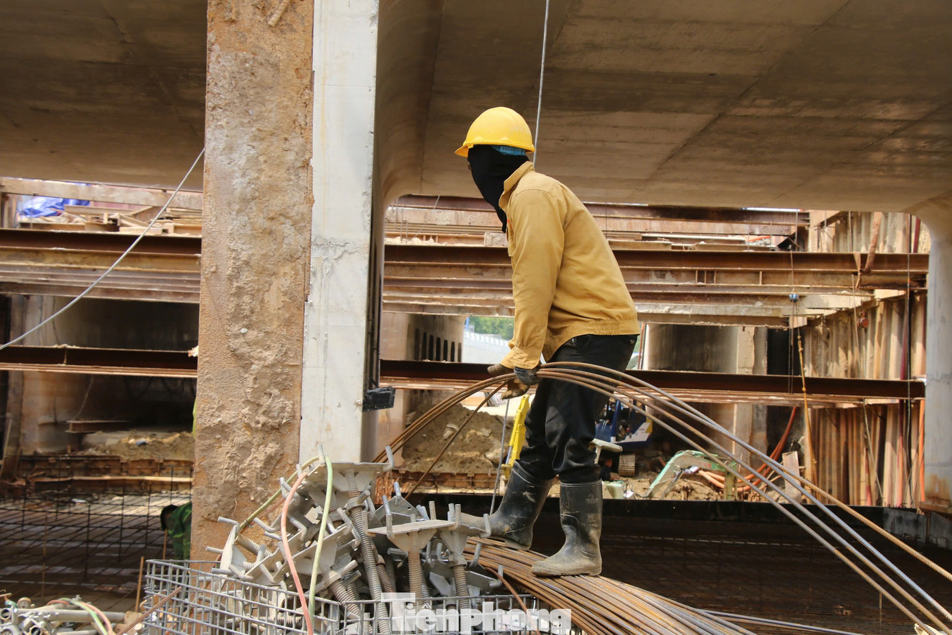 Hiện nay, hàng chục kỹ sư, công nhân đang khẩn trương thi công các hạng mục hầm chui HC1-01