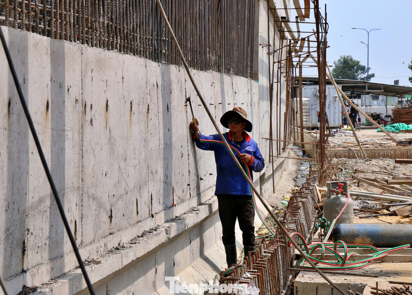 Dự án nút giao An Phú bao gồm hầm chui HC1 và hầm chui HC2. Hầm chui HC2 có chiều dài 480m, gồm 4 làn xe, đi qua giao lộ Mai Chí Thọ - Đồng Văn Cống.