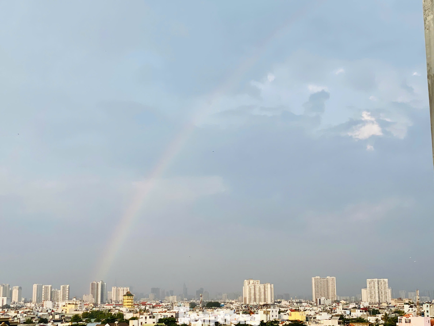 Một đoạn cầu vồng xuất hiện ở TPHCM sau cơn mưa trái mùa. Ảnh chụp tại phường 16, quận 8. Ảnh: Hữu Huy Một đoạn cầu vồng xuất hiện ở TPHCM sau cơn mưa trái mùa. Ảnh chụp tại phường 16, quận 8. Ảnh: Hữu Huy