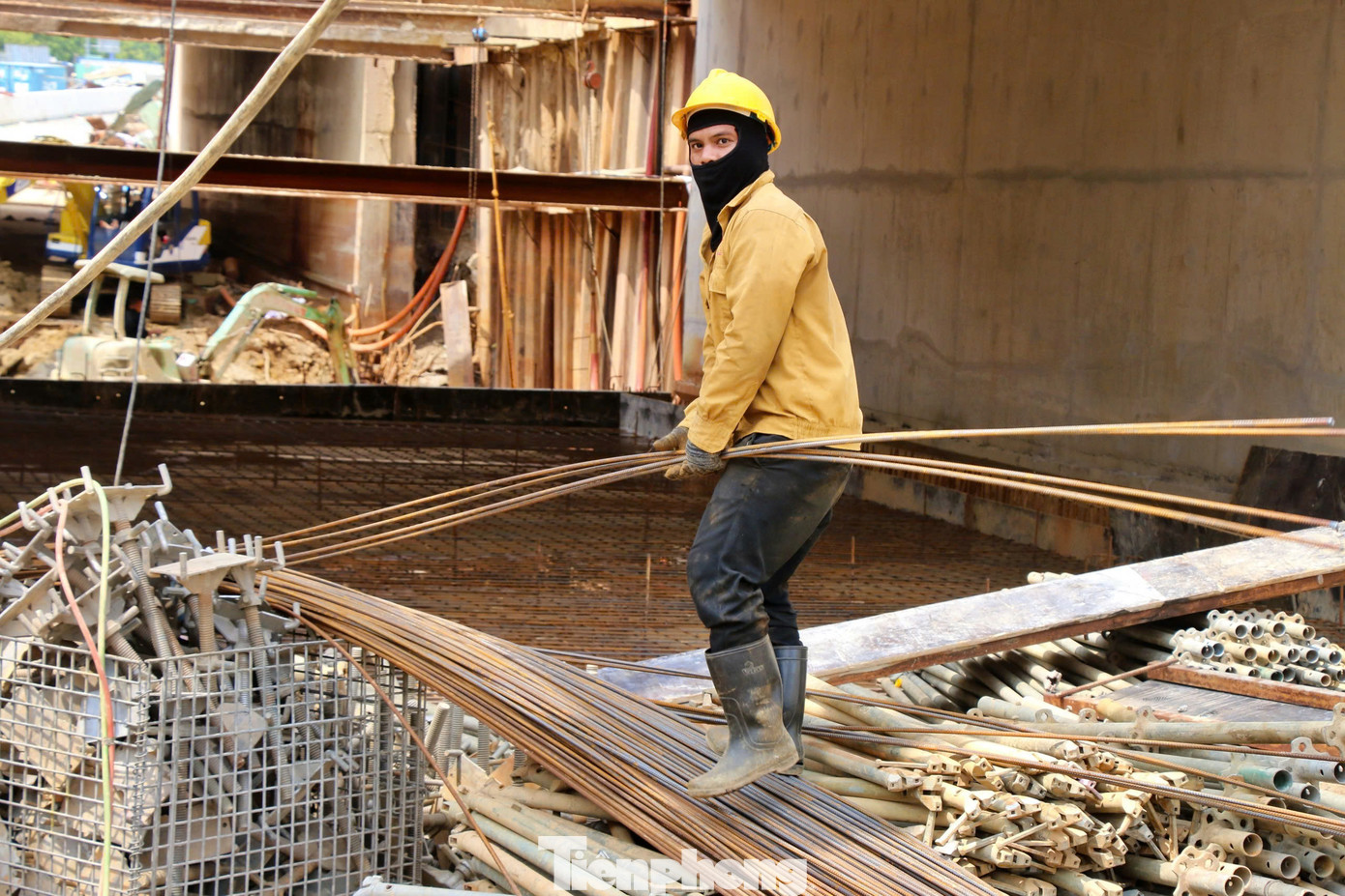 Hiện nhà thầu đang tập trung thi công đốt hầm kín K9, công đoạn quan trọng để hoàn thiện kết cấu hầm. Đồng thời, đơn vị thi công cũng đang đẩy nhanh tiến độ xây dựng trạm bơm.