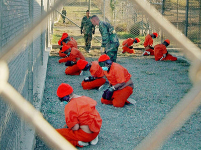  Các nghi phạm đến trại giam Guantanamo hồi tháng 1/2002. Ảnh: Shane McCoy (Hải quân Mỹ)