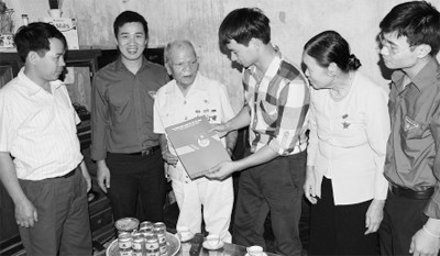 Đoàn công tác tặng quà cho gia đình chiến sĩ Hoàng Mạnh Dũng. Ảnh: Trường Phong. Đoàn công tác tặng quà cho gia đình chiến sĩ Hoàng Mạnh Dũng. Ảnh: Trường Phong