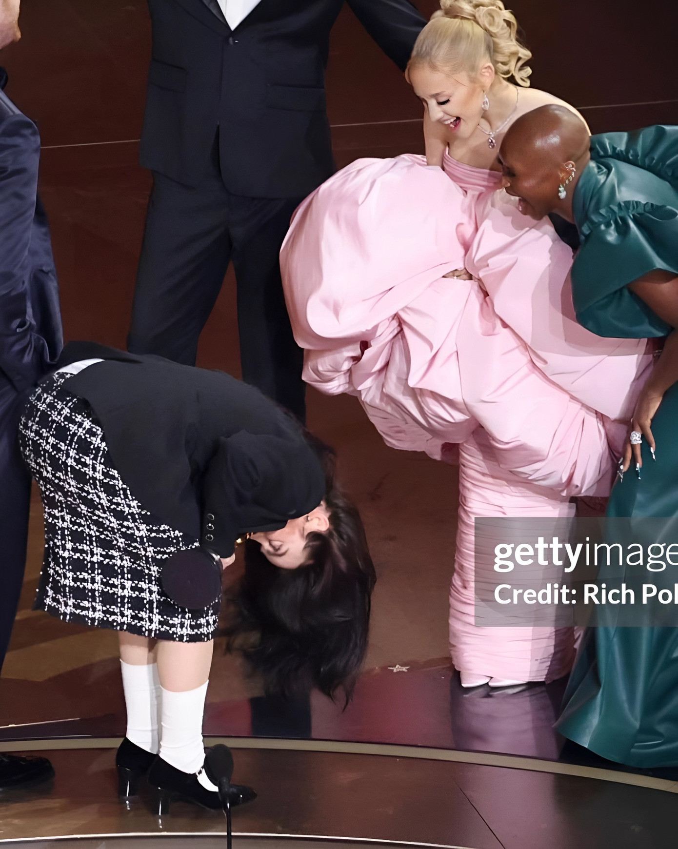 Màn cúi đầu của 180 độ của Billie Eilish khiến nhiều người thích thú. Màn cúi đầu của 180 độ của Billie Eilish khiến nhiều người thích thú.