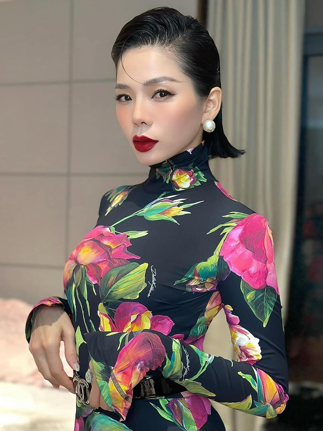 Cô nàng còn gây chú ý bởi thời trang màu mè của mình gần đây.