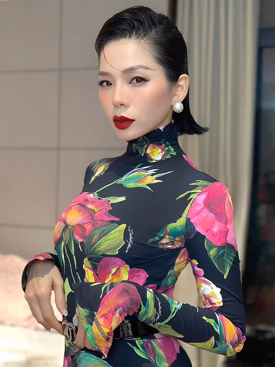Cô nàng còn gây chú ý bởi thời trang màu mè của mình gần đây.