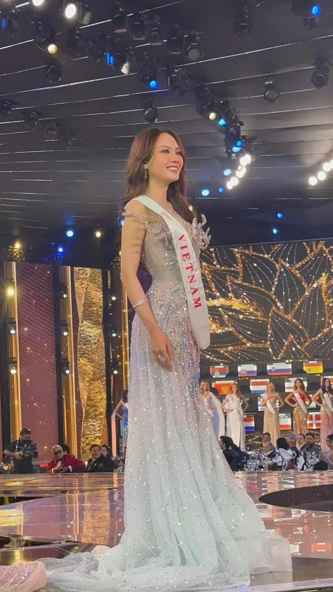 Mai Phương xinh xắn trong bộ váy dạ hội trên sân khấu Chung kết Miss World.