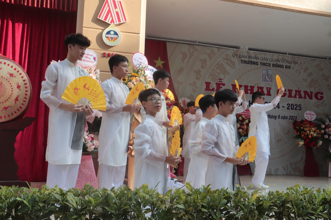 Những tiết mục văn nghệ được trình diễn bởi các tween cũng không kém phần hấp dẫn. Những tiết mục văn nghệ được trình diễn bởi các tween cũng không kém phần hấp dẫn.