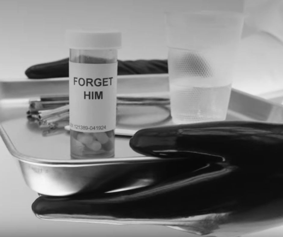 Hộp thuốc để quên người cũ có ghi ngày sinh của Taylor và ngày phát hành album. Hộp thuốc để quên người cũ có ghi ngày sinh của Taylor và ngày phát hành album.