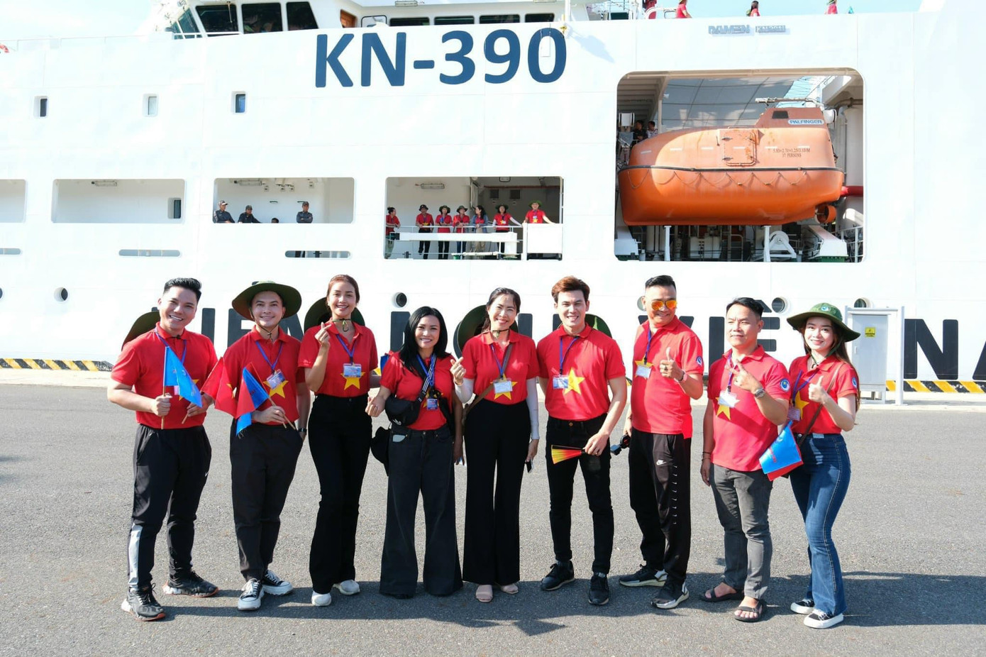 Cùng với sự tham gia của hơn 200 đại biểu đoàn hành trình. Cùng với sự tham gia của hơn 200 đại biểu đoàn hành trình.