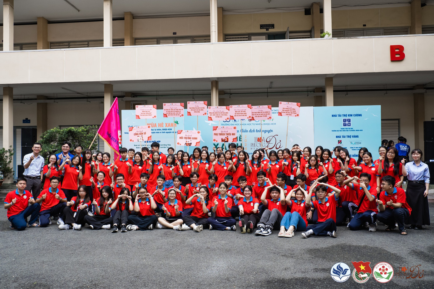 Hoạt động ngoại khóa sôi nổi bên cạnh thành tích học tập xuất sắc.