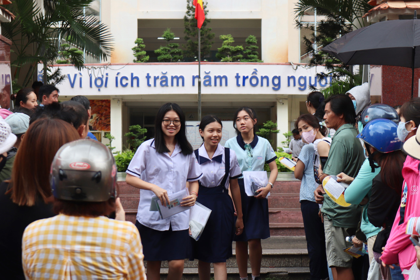 Thí sinh có thể theo dõi thông tin tuyển bổ sung của các trường THPT công lập. Ảnh: Văn Tùng.