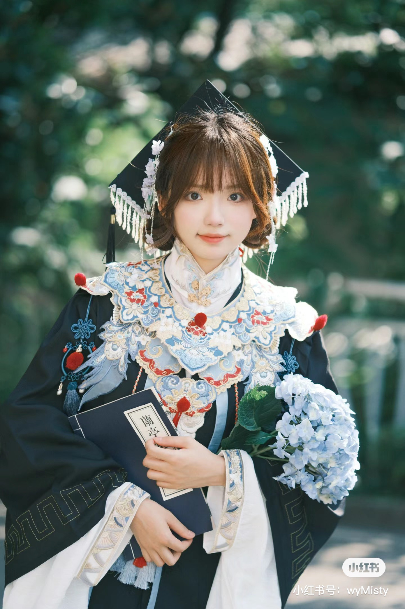 Tạo dáng cùng với hoa để bức hình thêm lung linh. Nguồn: Xiaohongshu