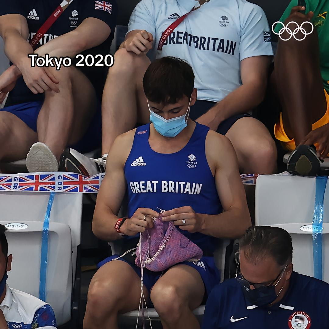 Hình ảnh cặm cụi đan len 4 năm trước từng gây bão của nam thần nhảy cầu. Nguồn: Olympics Hình ảnh cặm cụi đan len 4 năm trước từng gây bão của nam thần nhảy cầu. Nguồn: Olympics