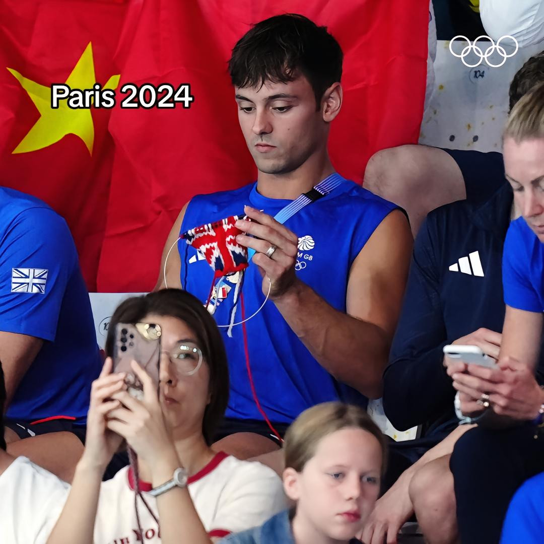 Sau 4 năm Tom vẫn tiếp tục đan len, lần này là đan túi đựng huy chương. Nguồn: @Olympics Sau 4 năm Tom vẫn tiếp tục đan len, lần này là đan túi đựng huy chương. Nguồn: @Olympics