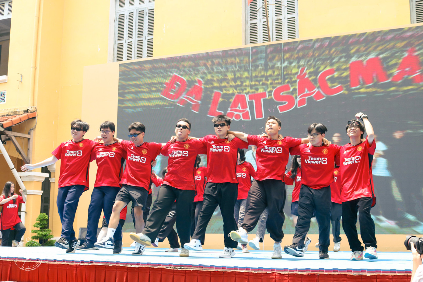 Các tiết mục văn nghệ kỳ công của teen 2K6. Ảnh: CLB Báo chí - Truyền thông Minh Khai