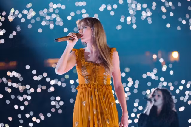 Các Swifties lo ngại trước thông tin khủng bố tại Vienna, Áo.