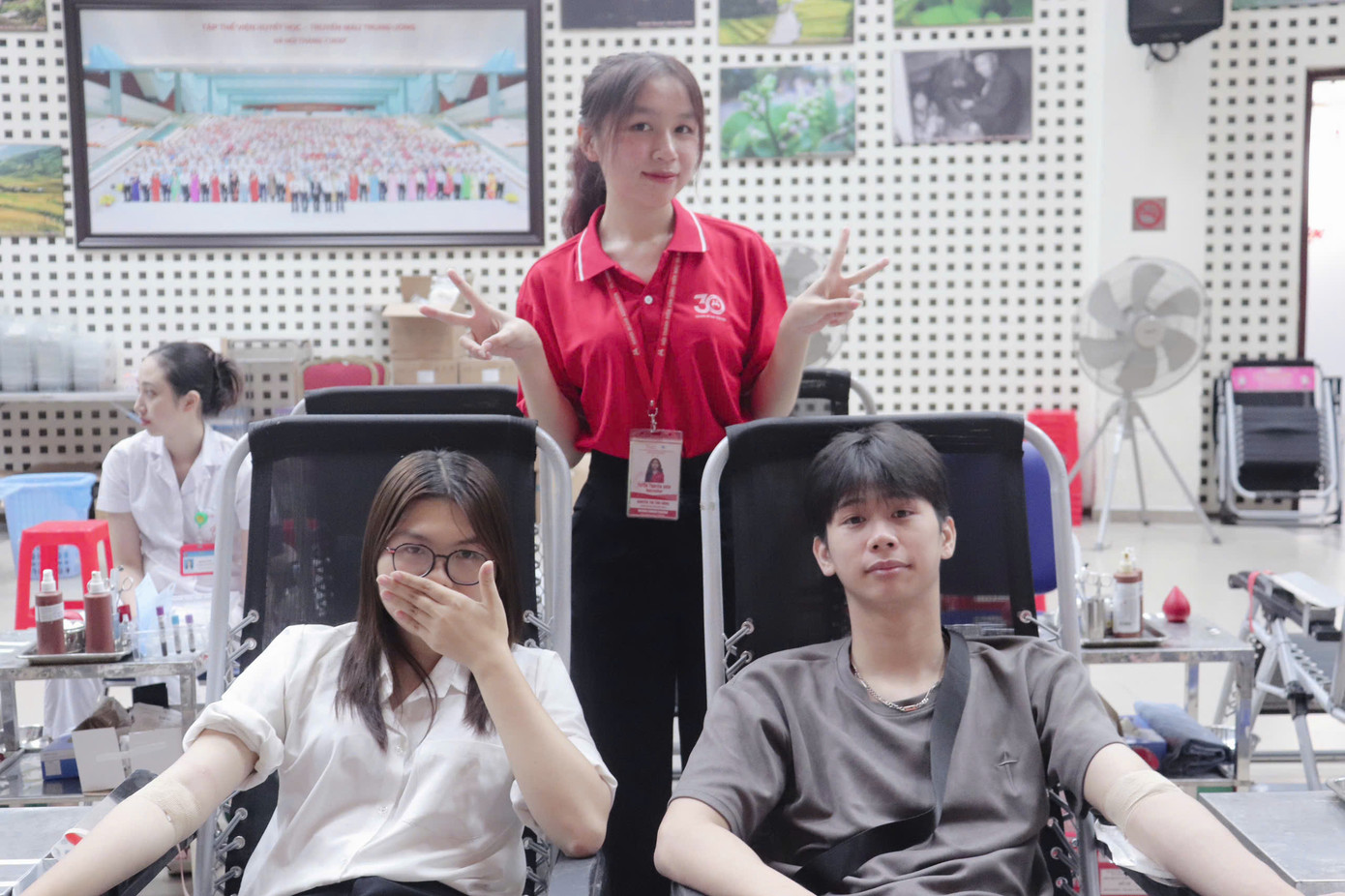 Thu Hằng (áo đỏ) đồng hành và hỗ trợ các bạn tham gia hoạt động hiến máu tình nguyện.