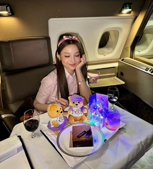 Cô và ông xã doanh nhân lên đường sang Úc để mừng dịp kỷ niệm 11 năm ngày cưới. Cô và ông xã doanh nhân lên đường sang Úc để mừng dịp kỷ niệm 11 năm ngày cưới.