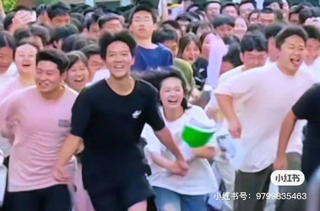 Hình ảnh cặp đôi dắt tay nhau chạy ra từ trường thi gây sốt cộng đồng mạng năm ngoái. Nguồn: Xiaohongshu
