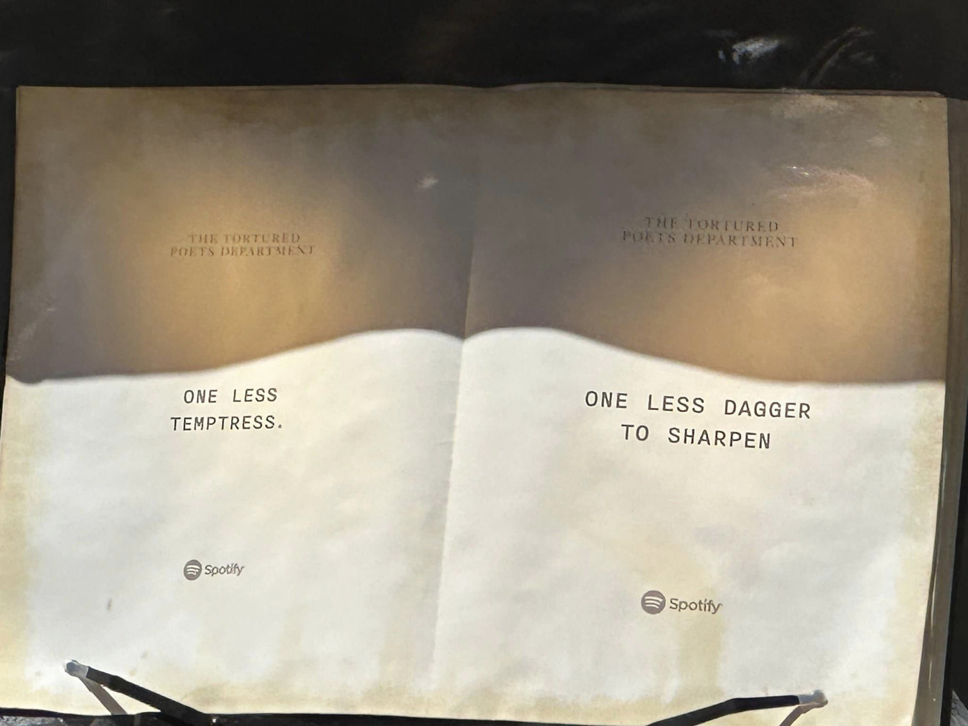 Lời bài hát của ca khúc mới được phát hiện tại đây.