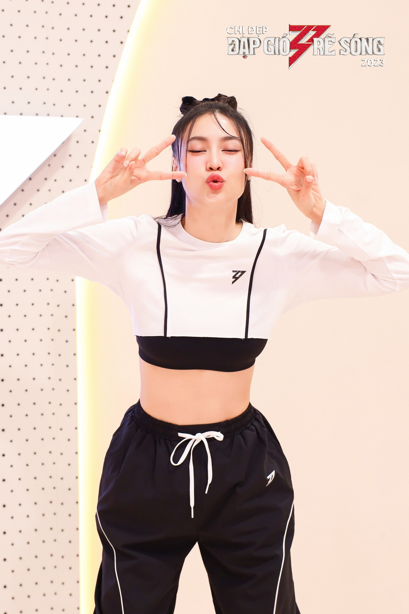 Cộng đồng mạng thi nhau gọi tên "chiến thần trending" Lan Ngọc khi là "chị đẹp" góp mặt bài nào, leo Top trending bài đó. Cộng đồng mạng thi nhau gọi tên "chiến thần trending" Lan Ngọc khi là "chị đẹp" góp mặt bài nào, leo Top trending bài đó.