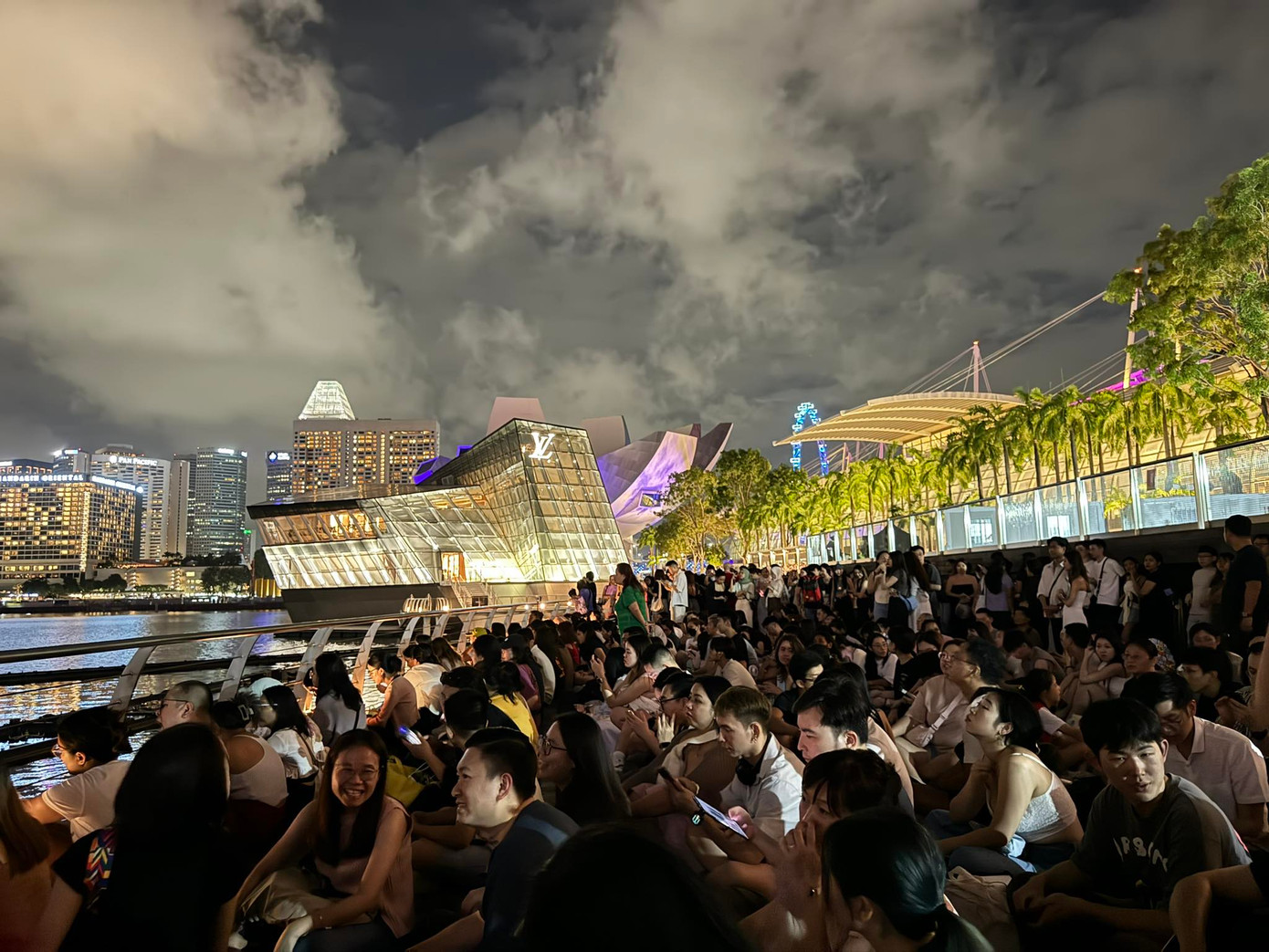 Biển người có mặt tại vịnh Marina để tham gia chương trình nhạc nước của Taylor Swift. Biển người có mặt tại vịnh Marina để tham gia chương trình nhạc nước của Taylor Swift.