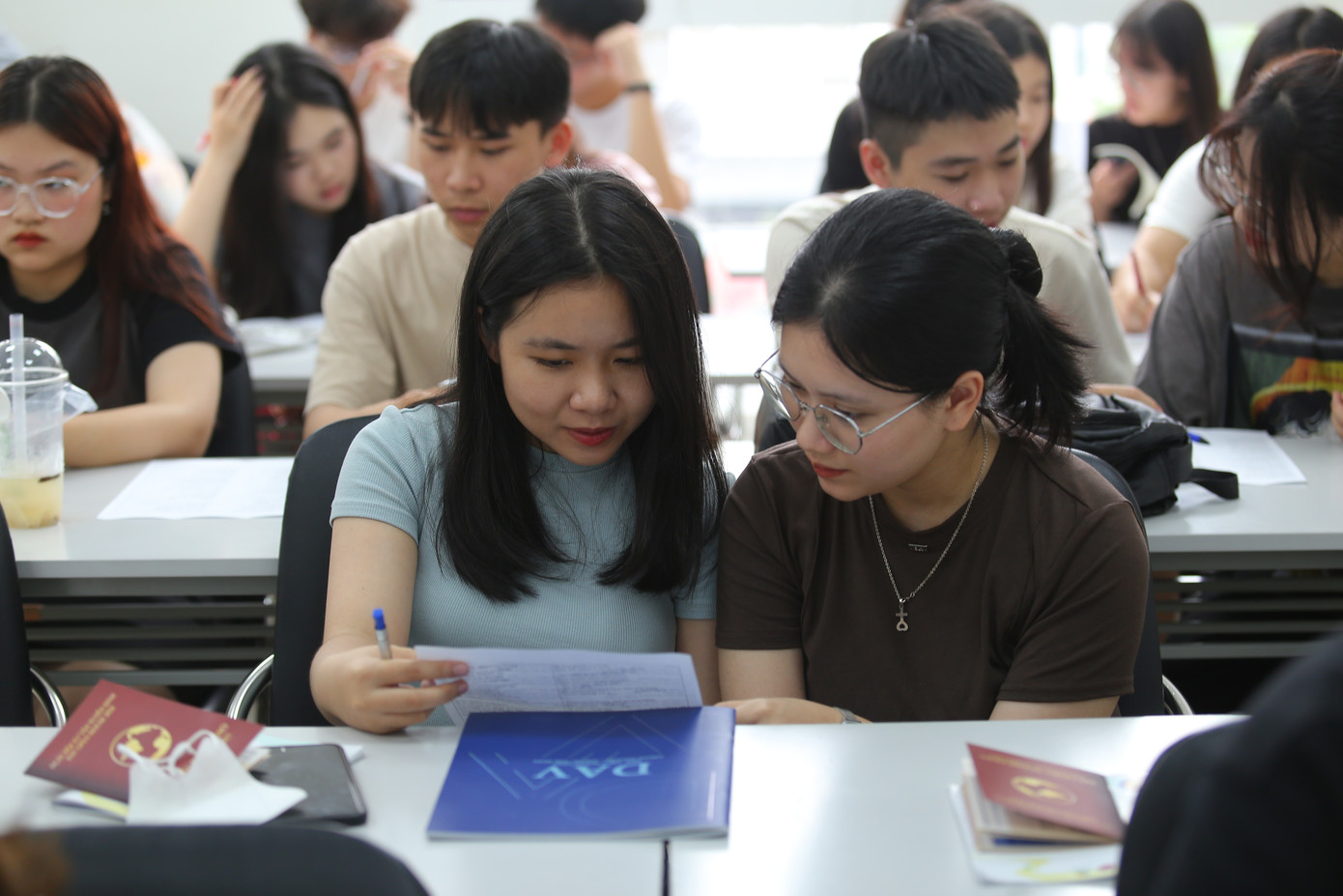 Các bạn học sinh hào hứng tham gia lớp học mô phỏng. Các bạn học sinh hào hứng tham gia lớp học mô phỏng.