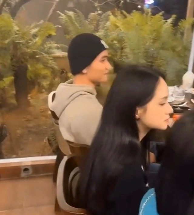 Cả hai từng có chuyến đi Đà Lạt vào cuối năm 2023 và có vị trí ngồi cạnh nhau lúc ăn tối.