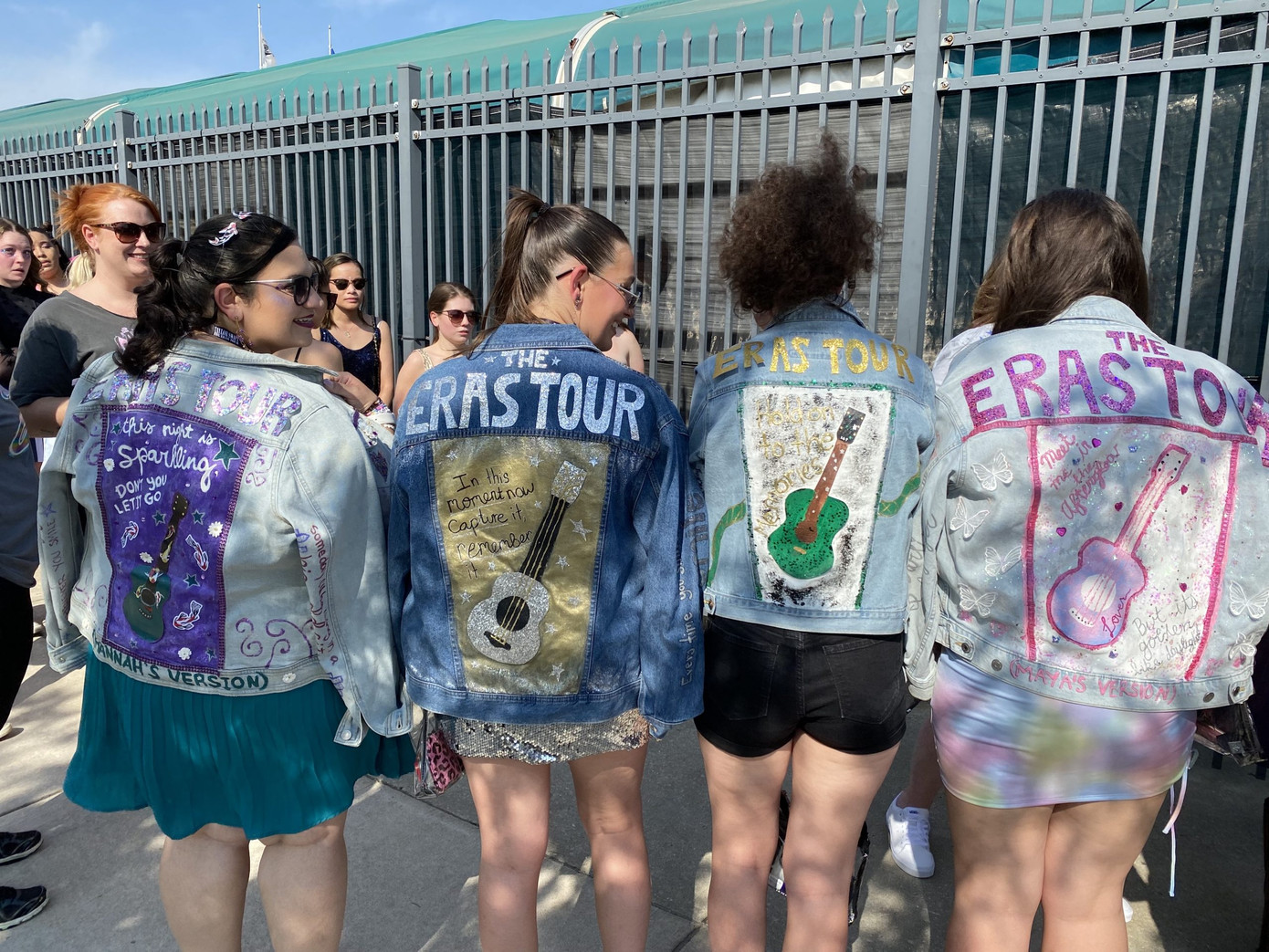 Người hâm mộ thường đầu tư cho trang phục khi đi xem concert.