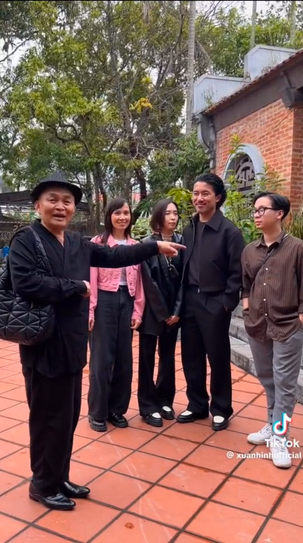 Xuân Hinh không quên giúp con trai tuyển vợ.