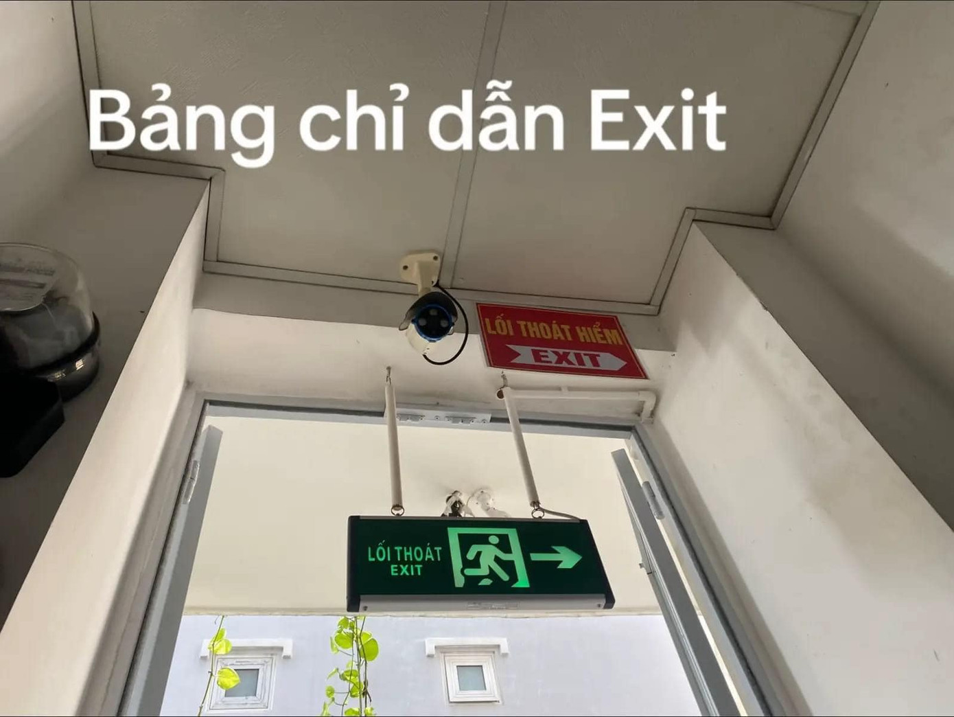 Bảng chỉ dẫn thoát hiểm. Nguồn: Huê Lương Bảng chỉ dẫn thoát hiểm. Nguồn: Huê Lương