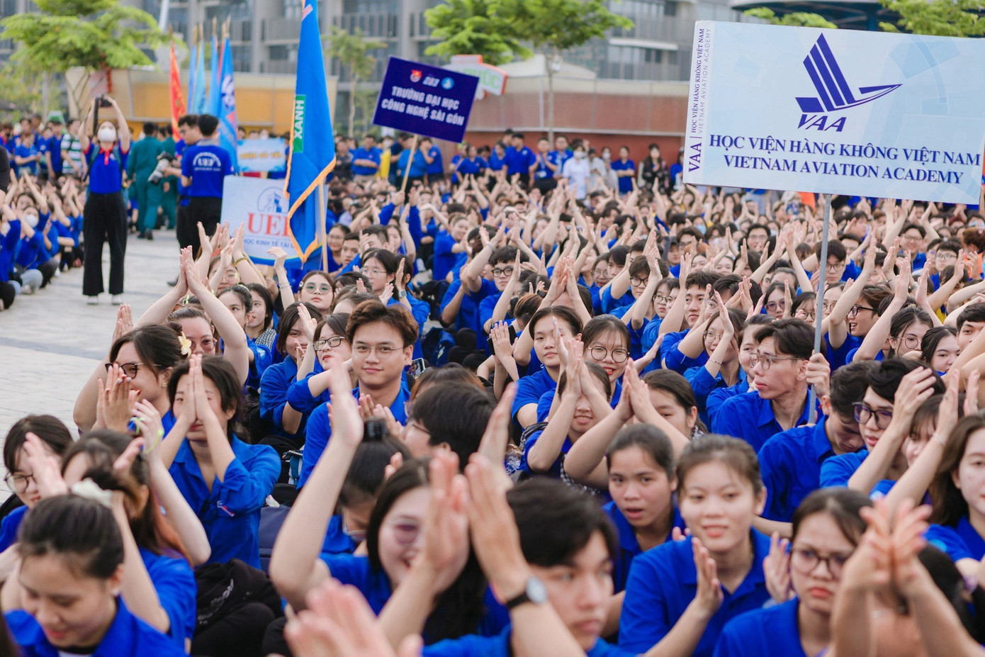 Các bạn trẻ hào hứng tham gia Lễ ra quân các chương trình, chiến dịch tình nguyện hè năm 2024. Ảnh: Thành Đoàn TP.HCM