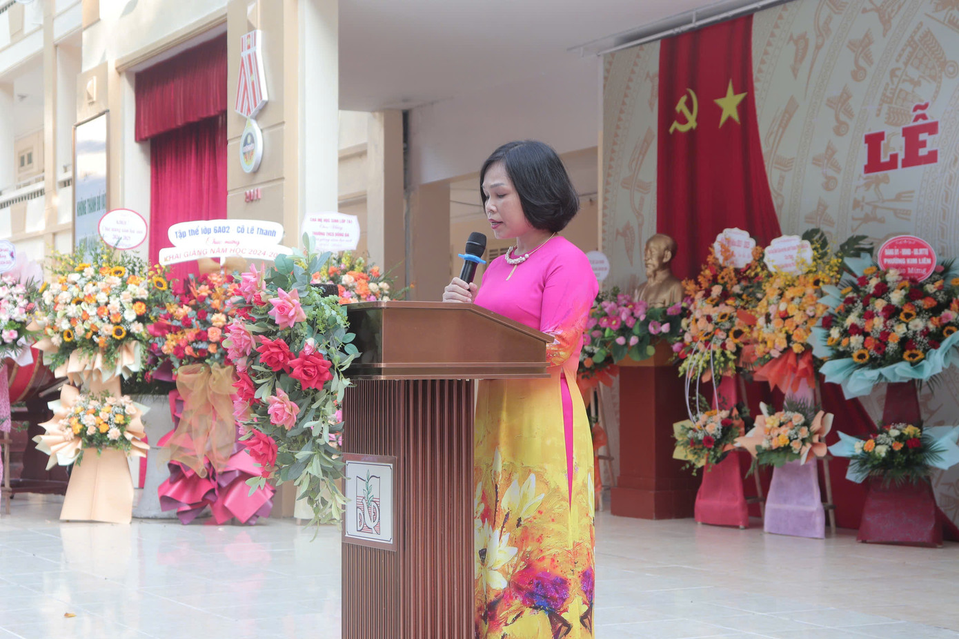 Cô Lê Thị Hương Mai - Phó Hiệu trưởng nhà trường đọc thư chúc mừng nhân dịp khai giảng năm học 2024 - 2025 của bác Tổng bí thư, Chủ tịch nước Tô Lâm. Cô Lê Thị Hương Mai - Phó Hiệu trưởng nhà trường đọc thư chúc mừng nhân dịp khai giảng năm học 2024 - 2025 của bác Tổng bí thư, Chủ tịch nước Tô Lâm.