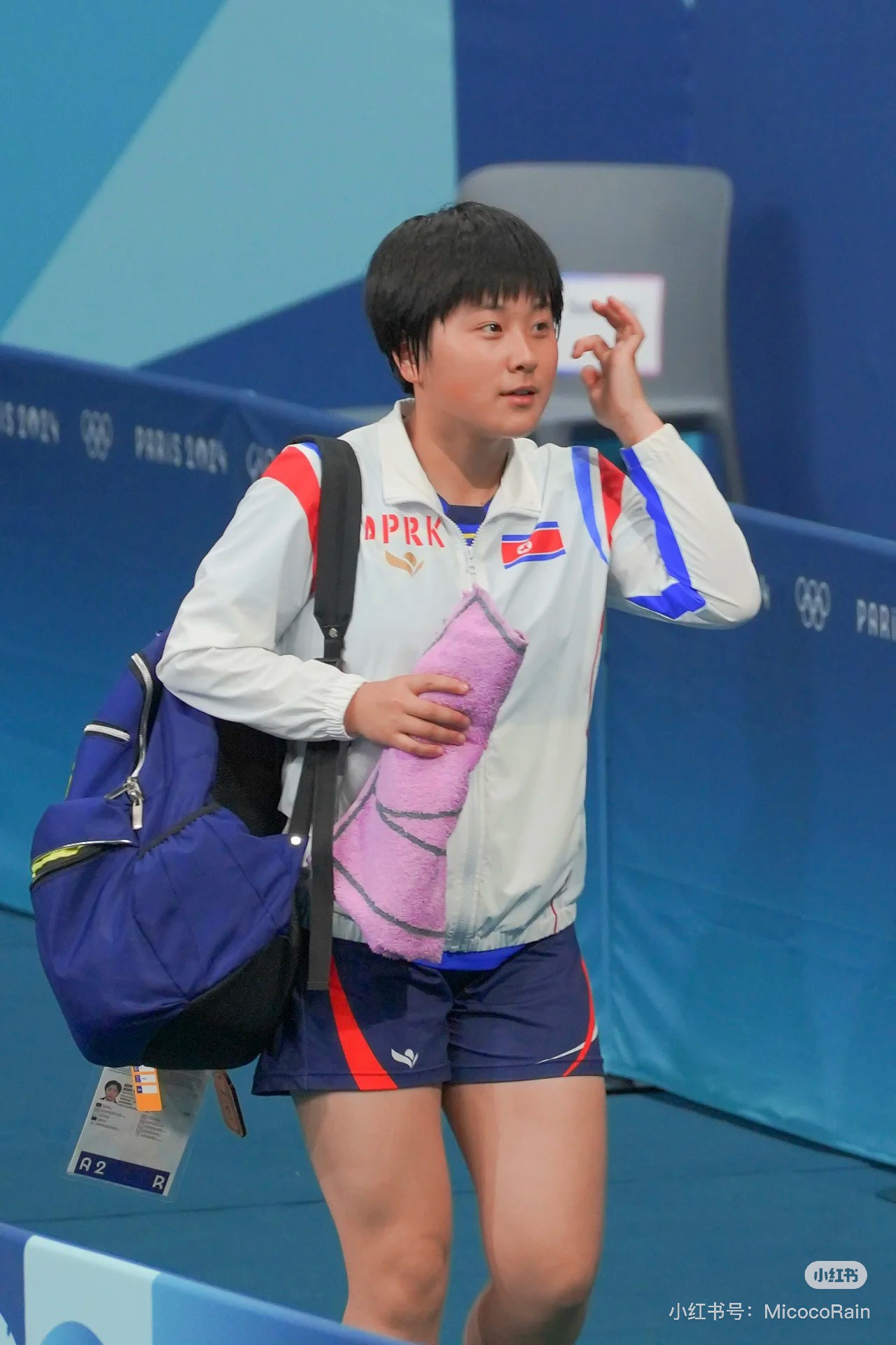 Khoảnh khắc mân mê huy chương của tay vợt Gen Z khiến nhiều người ấn tượng. Nguồn: Xiaohongshu