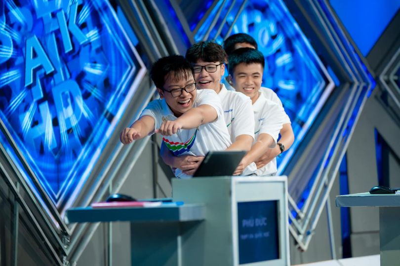 Bốn nam sinh đã có những phút giây vui vẻ trước khi thi đấu.