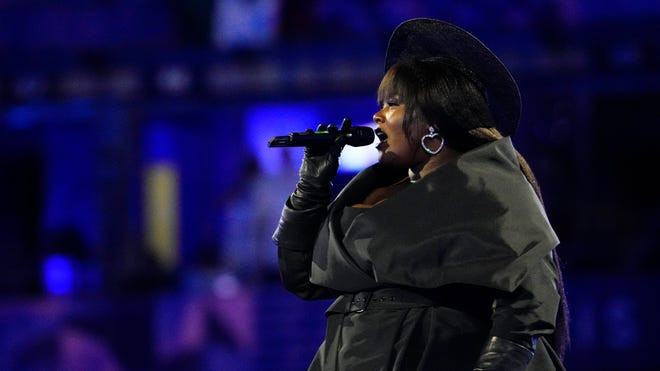 Yseult trình diễn ca khúc kinh điển My Way. Yseult trình diễn ca khúc kinh điển My Way.