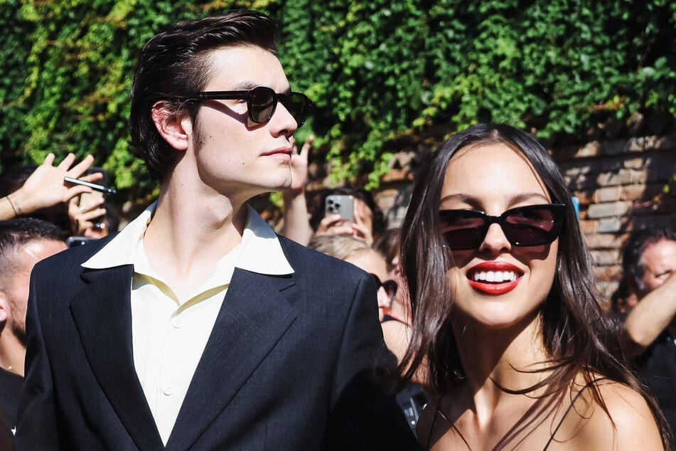 Louis Partridge và Olivia Rodrigo xuất hiện cùng nhau tại Liên hoan phim quốc tế Venice. Louis Partridge và Olivia Rodrigo xuất hiện cùng nhau tại Liên hoan phim quốc tế Venice.