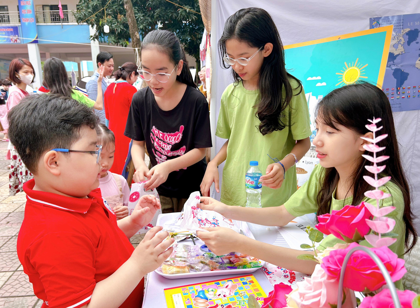 Tween tích cực tham gia các hoạt động trong ngày hội trải nghiệm.