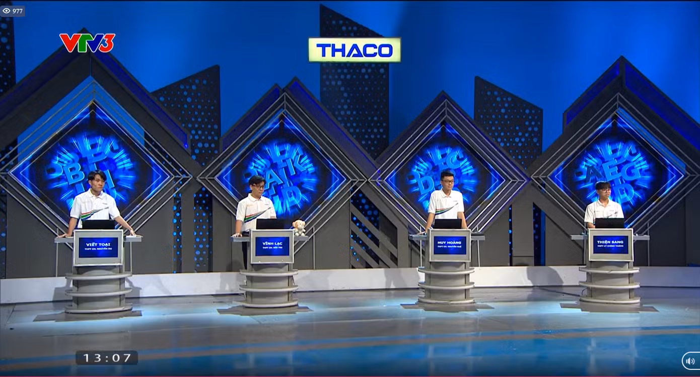 Các nam sinh đã sẵn sàng bước vào phần thi Khởi động.
