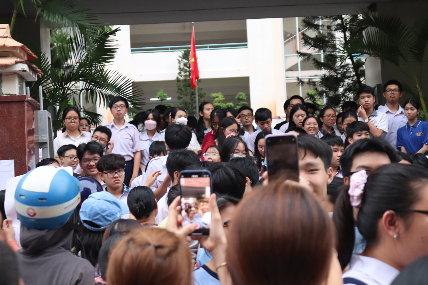 Thí sinh trong kỳ thi tuyển sinh vào lớp 10 tại TP.HCM vừa qua. Ảnh: Văn Tùng.