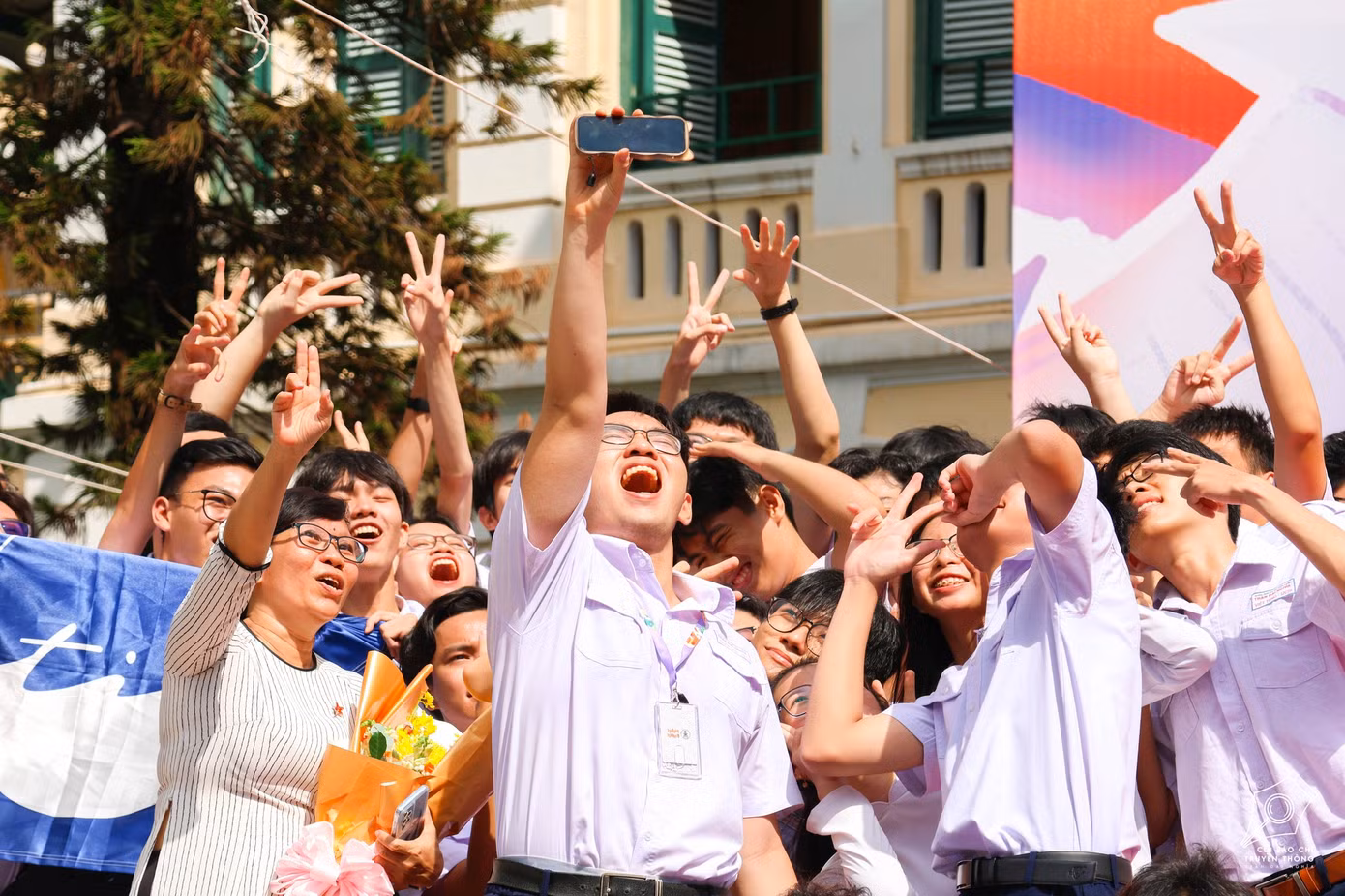 Giây phút đáng nhớ nhất. Ảnh: CLB Báo Chí - Truyền Thông THPT Chuyên Trần Đại Nghĩa Giây phút đáng nhớ nhất. Ảnh: CLB Báo Chí - Truyền Thông THPT Chuyên Trần Đại Nghĩa